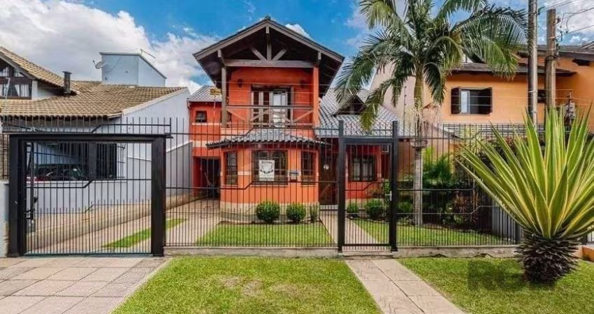 Excelente casa de 209m² com 3 dormitórios, piscina e 3 vagas de garagem.