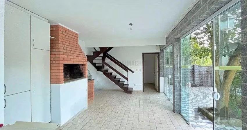Casa de 3 dormitórios, no bairro Aberta dos Morros