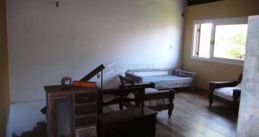 Casa Ampla com 2 pavimentos , grande pátio
