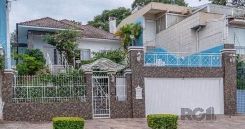 Casa em Porto Alegre, no bairro Vila Assunção, com 3 dormitório(s), e 3 banheiros, à venda.