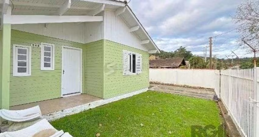 Casa em Porto Alegre, no bairro Guarujá, com 2 dormitório(s), e 2 banheiros, à venda.