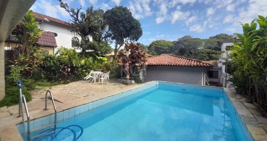 Casa 1 suíte , + 2 quartos...total 3 quartos na casa da frente