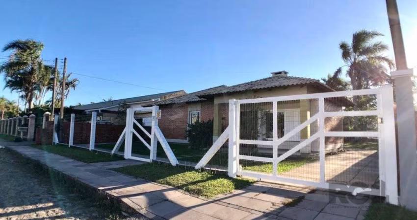 EM ATLÂNTIDA, CASA COM 1140m², 320 m² DE ÁREA PRIVADA, 3 DORMS (1 SUÍTE)
