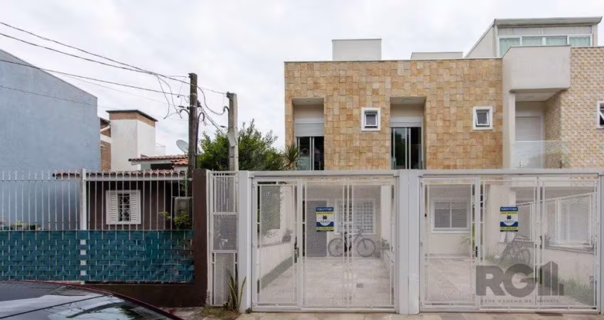 Sobrado com dois andares e área de terraço,