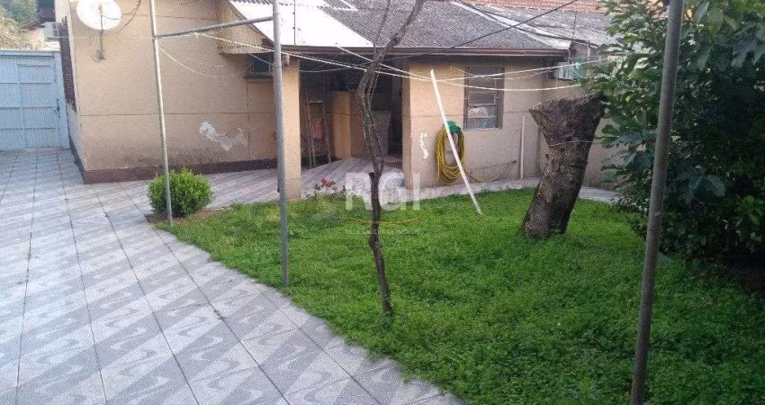 Casa de 3 dormitórios, vagas e pátio - Passo da Areia