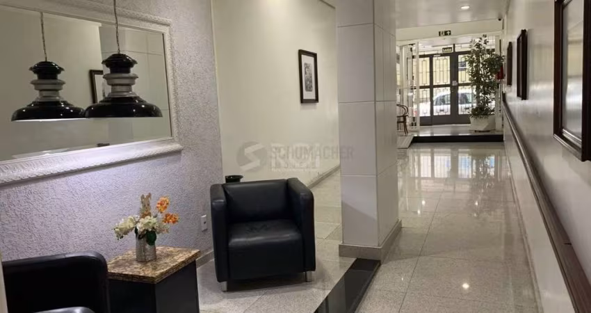 Apartamento  três dormitórios, Bairro Centro Histórico.