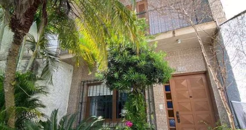 CASA AMPLA 3 DORMITÓRIOS NO ANDAR SUPERIOR NA CIDADE BAIXA .