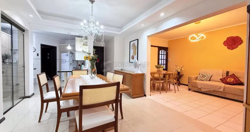 VENDA- Casa com 4 quartos sendo 1 suíte master, 2 vagas de garagem, 319m² com churrasqueira- Menino Deus