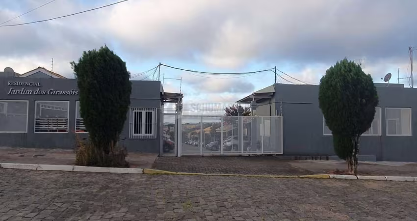 Casa em Condomínio possui 2 dormitórios, possibilidade de 3 dormitórios, 2 vagas