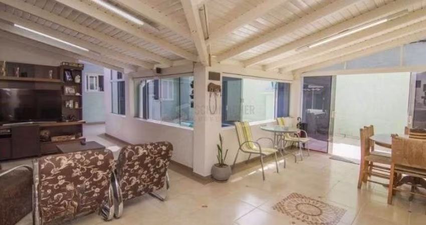 Casa com piscina e 4 suítes no Bairro Vila Ipiranga