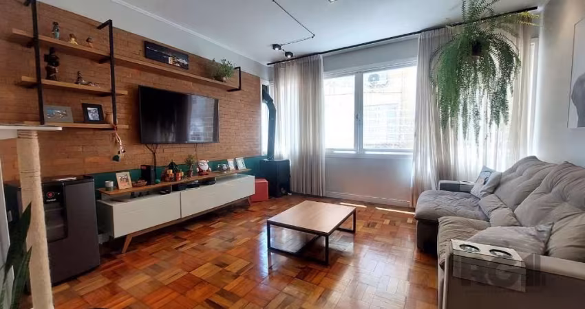 Lindo Apartamento totalmente Reformado, a duas quadra do parque Farroupilha (Redenção), com 3 dormitórios, sendo 1 suíte e com vaga de garagem. &lt;BR&gt;Piso em parquê revitalizado, móveis sob medida