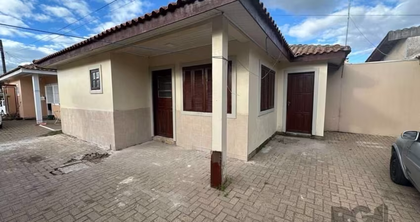 Descubra esta encantadora casa de condomínio à venda (sem cobrança de taxa condominial), completamente reformada e desocupada, pronta para ser o seu novo lar em Canoas, Rio Grande do Sul. Localizada n
