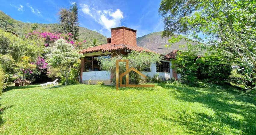 Casa com 4 dormitórios sendo 2 suítes à venda, 320 m² por R$ 1.350.000 - Iucas - Teresópolis/RJ