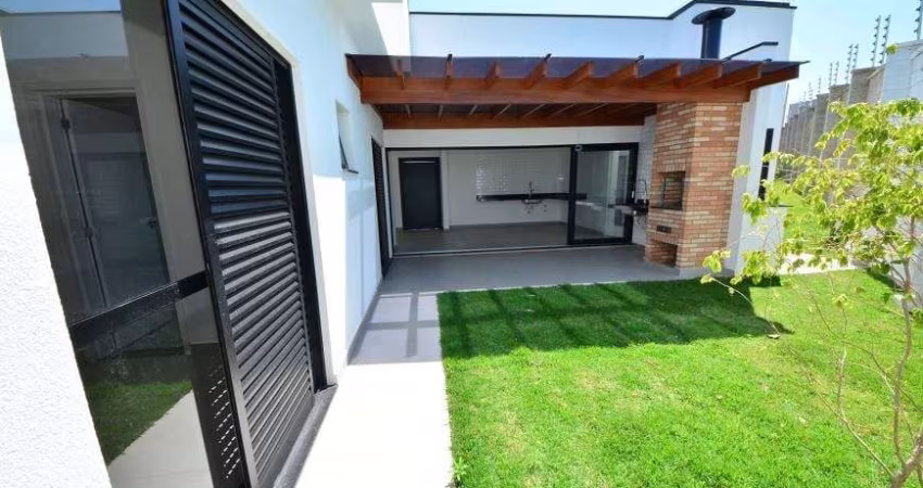 Casa Térrea com amplo quintal no Condomínio Laguna