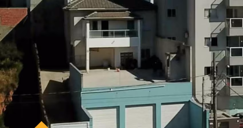 Casa com 3 dormitórios e uma salão comercial