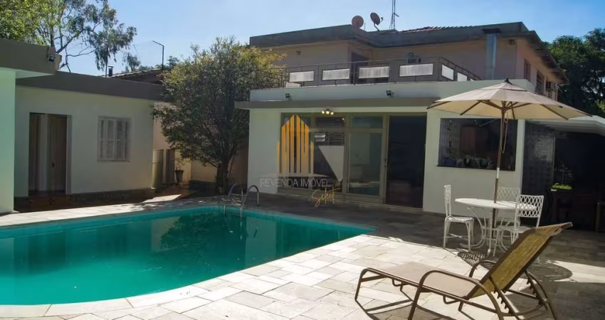 CASA ASSOBRADADA COM 377M²  4 Dormes, 2 suites,  4 Vagas. No Bairro  ALTO DE PINHEIROS.  CASA á vend