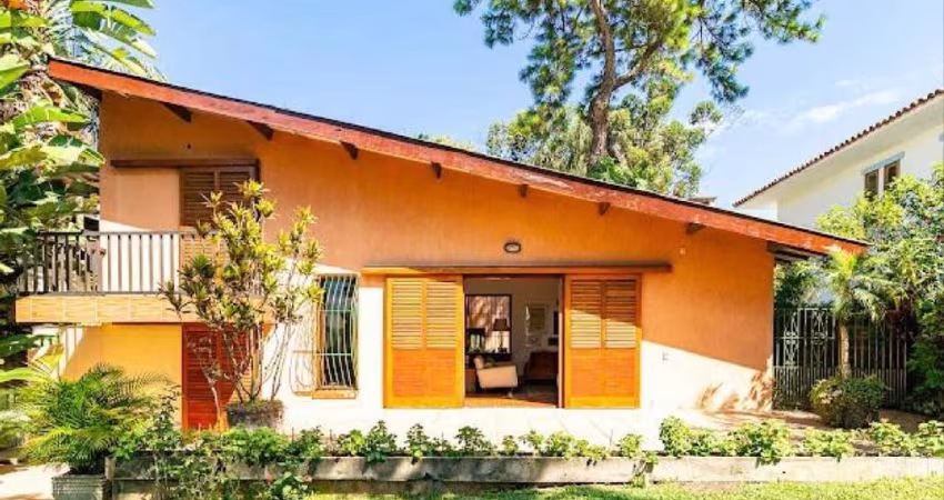 Morumbi - CASA EM RUA FECHADA, 3 QUARTOS SENDO 1 SUÍTE, 4 VAGAS E VISTA PARA O JÓQUEI.