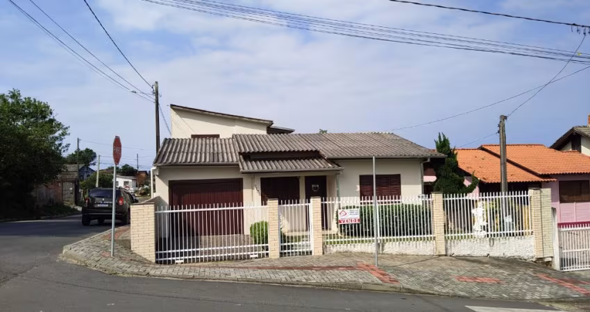 Linda casa com ótima localização, de esquina com asfalto em frente