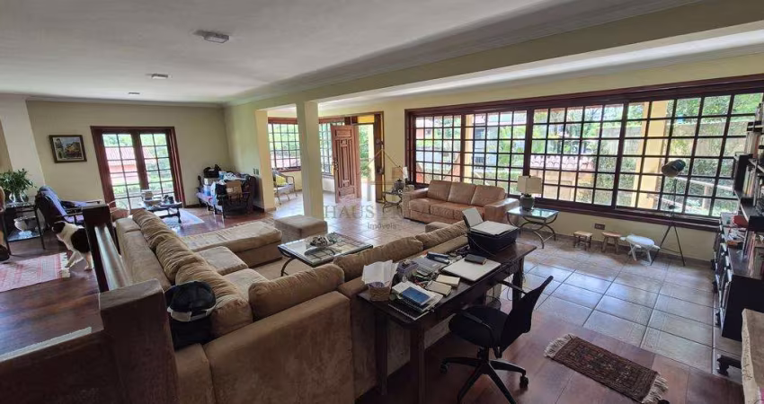 Casa à venda na Granja Viana, com 5 quartos, com 657.79 m²