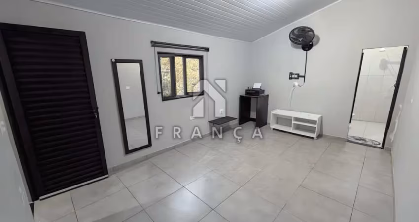 Locação - Casa 3 quartos, 3 banheiros, 2 vagas para carros no Eugênio de Melo