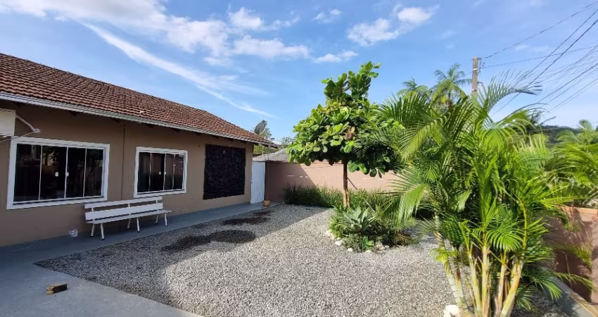 Casa com terreno amplo localizado no bairro Guarani!