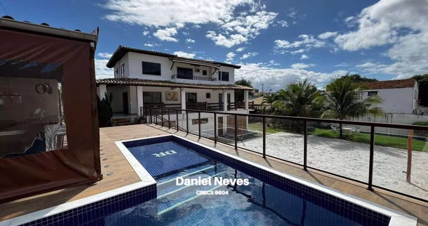 Casa à Venda em Villas do Atlântico - Lauro de Freitas | 5 quartos | Nascente | Piscina Características do Imóvel: - 5 quartos, sendo 4 suítes- Dois quartos na parte inferior e trê