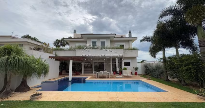 Sobrado de alto padrão à venda no Condomínio Jatobá com 693 m² | 5 suítes, sendo 3 suítes master com closet, amplo quintal e 6 vagas de garagem.