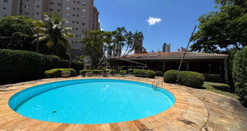 Casa térrea à venda no centro com 376 m² | 3 suítes, amplo quintal e 6 vagas de garagem, sendo 2 cobertas.