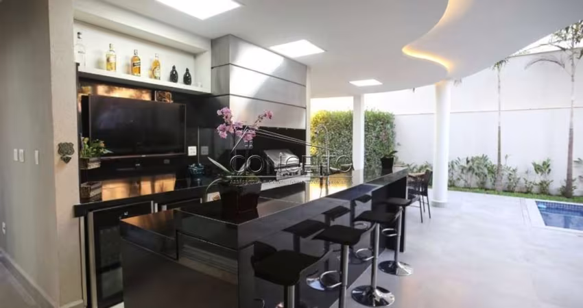 Sobrado à venda no Condomínio Alphaville Piracicaba com 374m² | 3 suítes, móveis planejados e 4 vagas de garagem.
