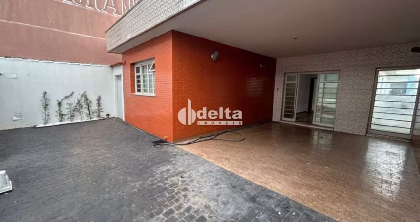 Casa comercial e residencial disponível para locação no bairro Bom Jesus em Uberlândia-MG