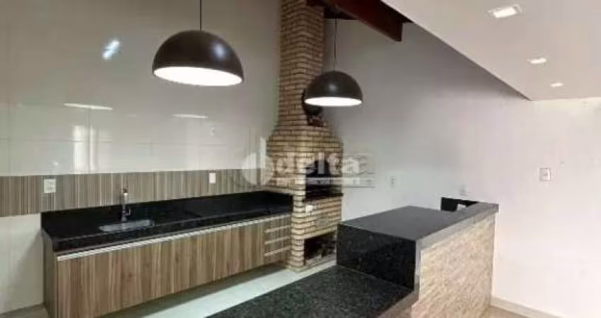 Casa disponível para locação e venda no bairro Bosque dos Buritis em Uberlândia-MG