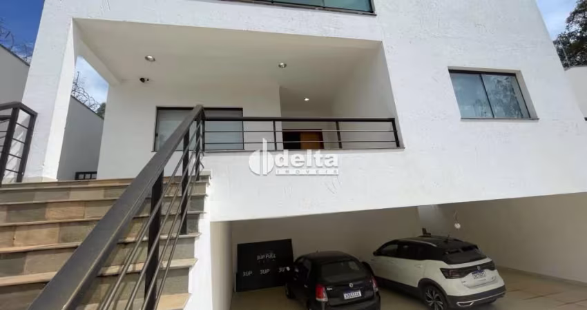Casa Residencial ou Comercial com 500m² de área construída, City Uberlândia.