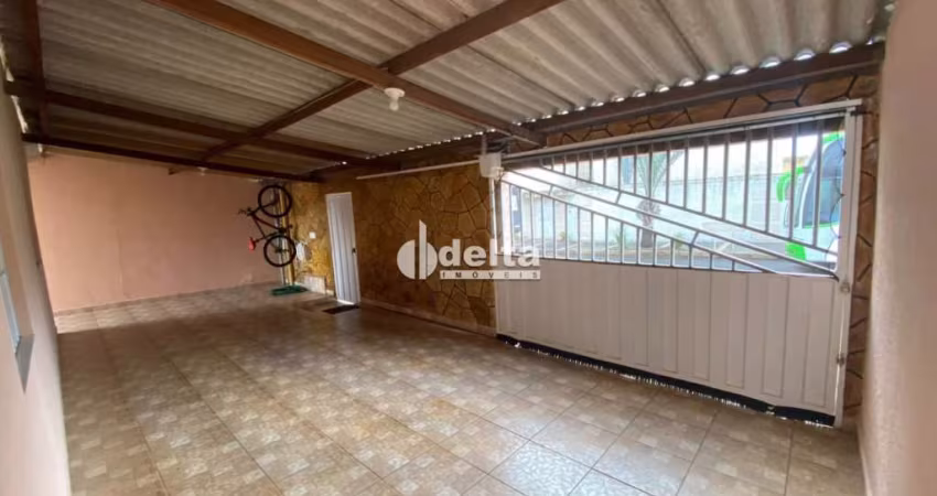 Casa disponível para locação e venda no bairro Segismundo Pereira em Uberlândia-MG.