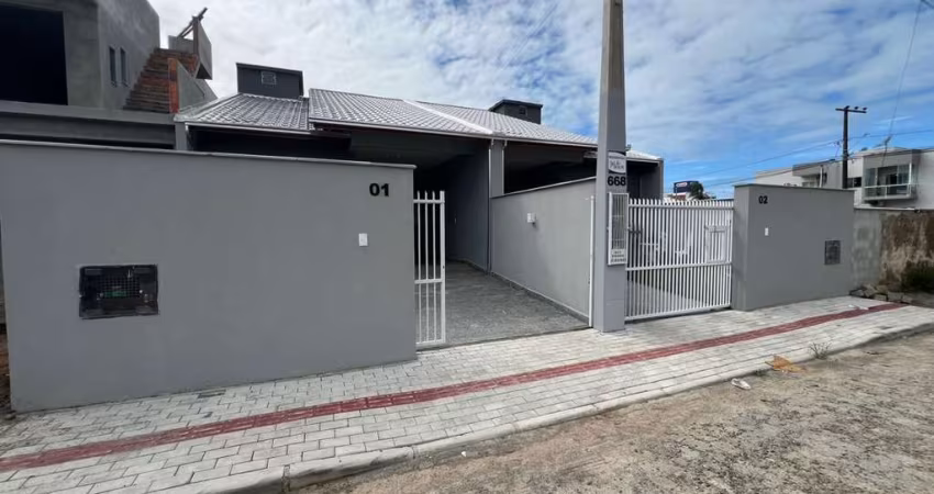 Casa à venda por R$ 630.000,00 - Itacolomi - Balneário Piçarras/SC