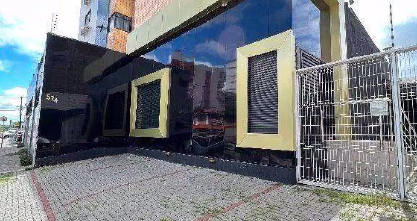 Ponto comercial com mobília e estacionamento na João Quirino