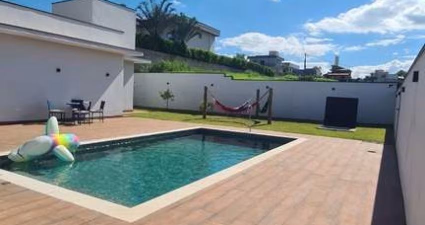 Casa em Condomínio de Alto Padrão em Itu-SP: 4 quartos, 2 suítes, 2 salas, 5 banheiros, 4 vagas de garagem, 350m² de área.