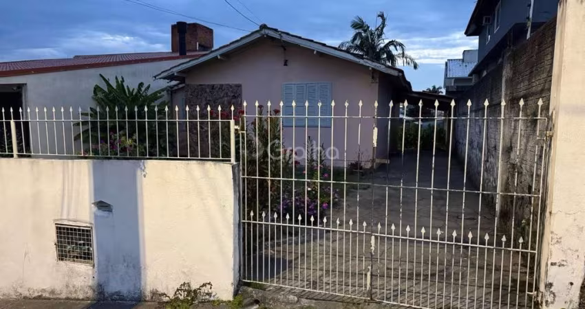Casa para Venda em Florianópolis, Capoeiras, 3 dormitórios, 1 banheiro, 1 vaga