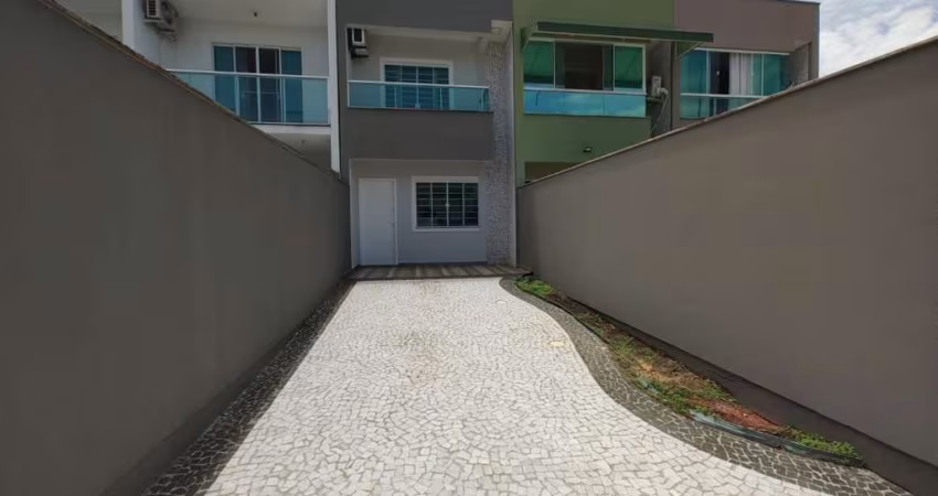 Sobrado para Venda em Camboriú, Santa Regina, 3 dormitórios, 1 suíte, 3 banheiros, 2 vagas