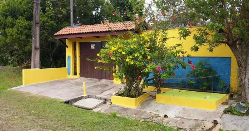 Casa com três dormitórios e suite. Porteira fechada. 330 m2.