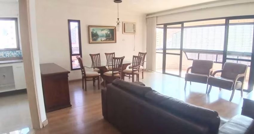 Amplo de 3 dormitórios, varanda sala. 2 vagas. Praia perto.
