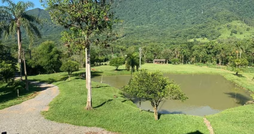 Maravilhoso Sítio em Pirabeiraba, com vista espetacular do complexo de montanhas e vales.
