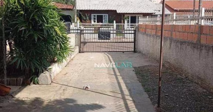 Ampla Casa com Sala Comercial na Quadra do Mar – Meia Praia, Navegantes