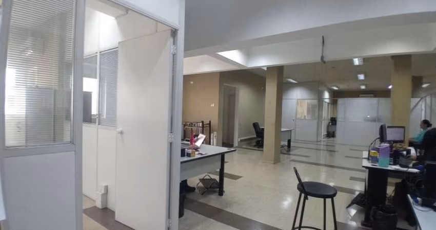 Prédio comercial com 1780m2, com 18 vagas - Próximo ao Metrô
