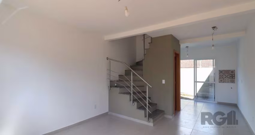 CASA ESTILO SOBRADO COM 2 QUARTOS E PÁTIO, À VENDA NO BAIRRO VILA NOVA, EM PORTO