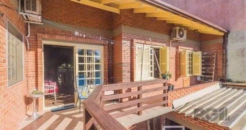 Casa sobrado na Lomba do Pinheiro com 4 dormitórios e 2 vagas