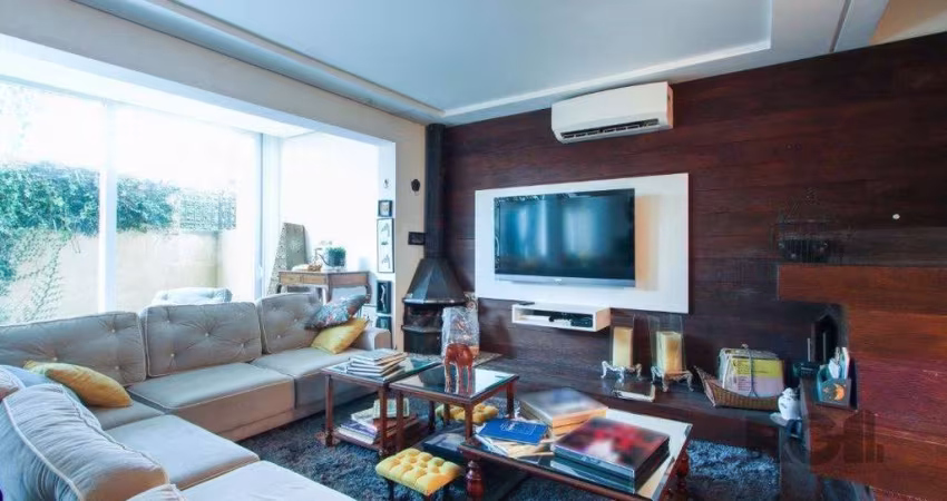 Casa com 327m² de área privativa, oferecendo 3 dormitórios, sendo 3 suítes