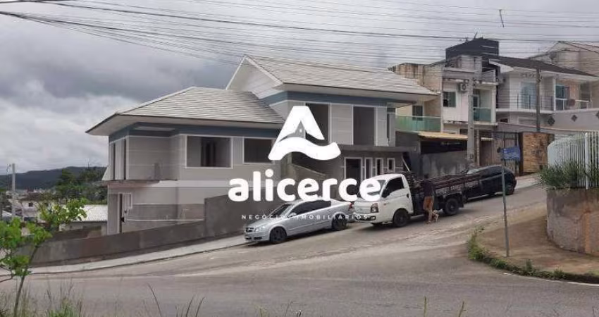 Sobrado à venda com 3 quartos 1 suíte, 122m² em Forquilhas São José