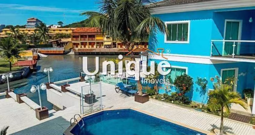Duplex em condomínio beira canal!