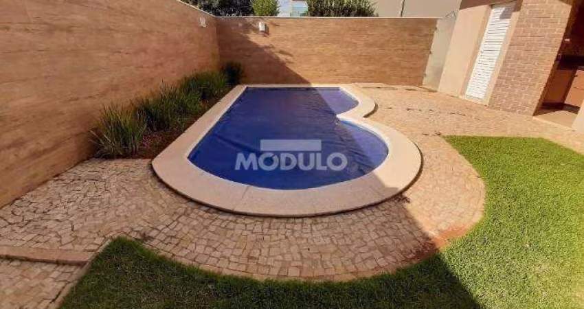 Casa mobiliada em condomínio fechado no bairro Jardim Barcelona com 3 suítes