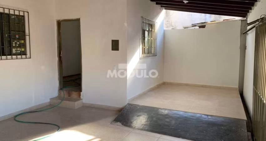 Casa residencial para locação, bairro Marta Helena com 3 quartos